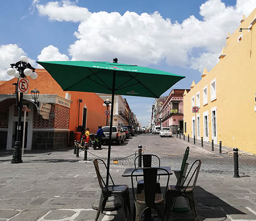 Outdoor seating at Cafe Rentoy, Puebla, Mexico