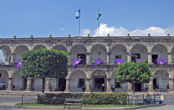 Palacio de los Capitanes, Plaza Central