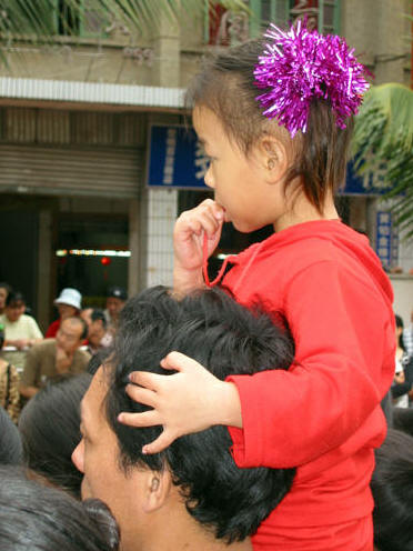 ON DADDY'S SHOULDERS TO SEE THE PARADE