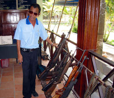 MR. BIL LE DISCUSSING THE DIFFERENT WEAPONS USED DURING THE WAR